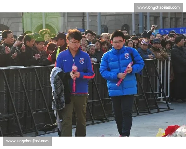 川超星光寄哀思：球迷亮灯送别小球迷林子金